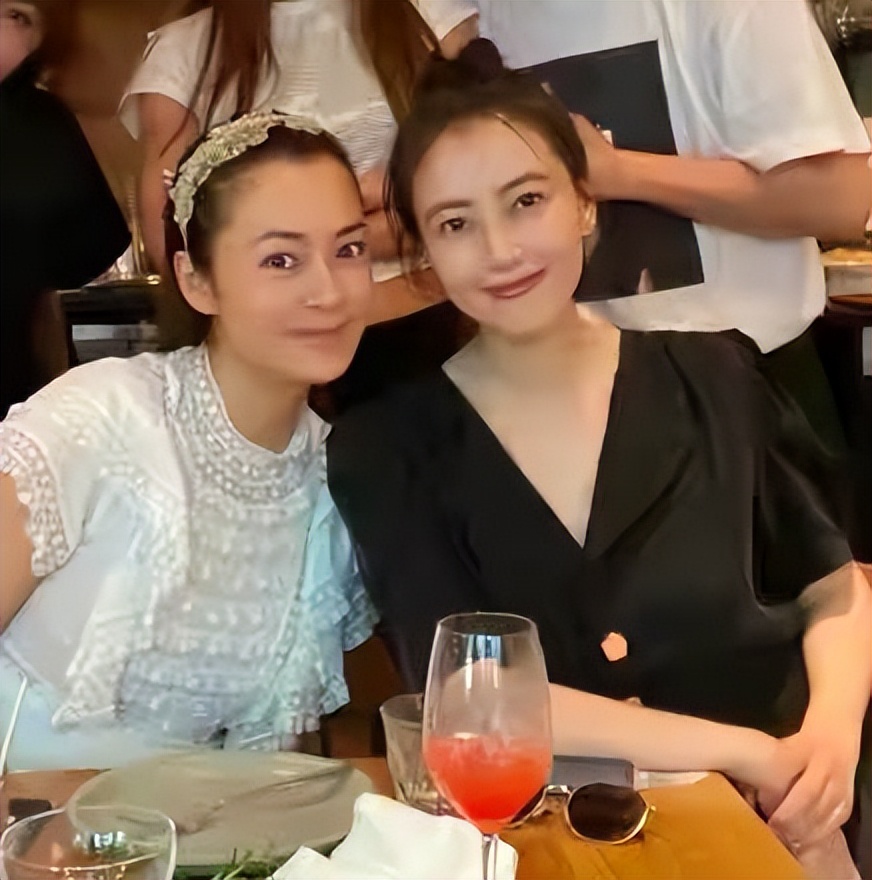 高圆圆超萌女儿正脸曝光,高圆圆和她的女儿探班赵又廷