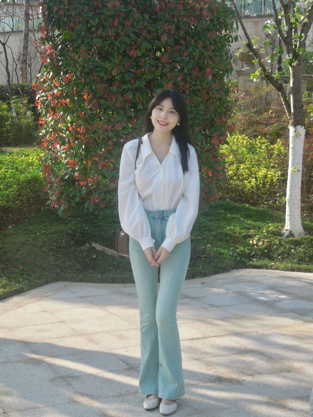 早春牛仔裤穿搭时尚感,春季搭配阔腿牛仔裤的上衣推荐