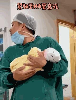 孩子出生后第一个人谁抱最好,孩子出生时谁先抱很重要