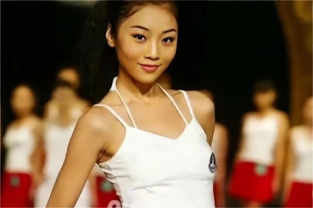 30岁模特瞒着母亲，未婚生下混血三胞胎：宁做单亲也不结婚