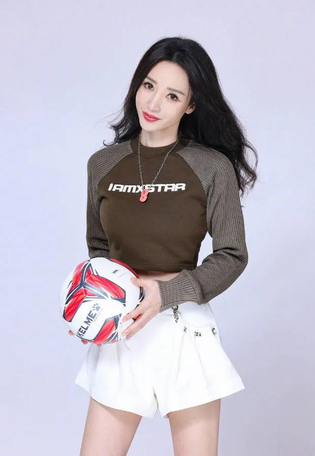 柳岩变身大姐大,柳岩变身李小璐