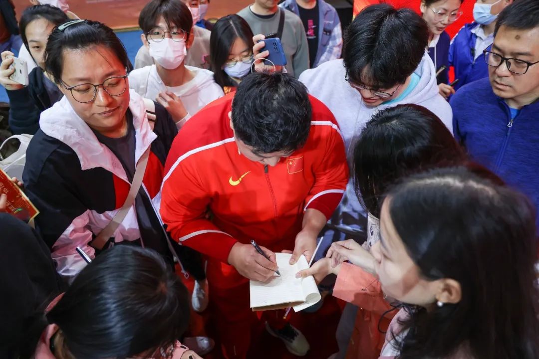 五位奥运冠军抢金牌,2021奥运冠军走进人民大会堂