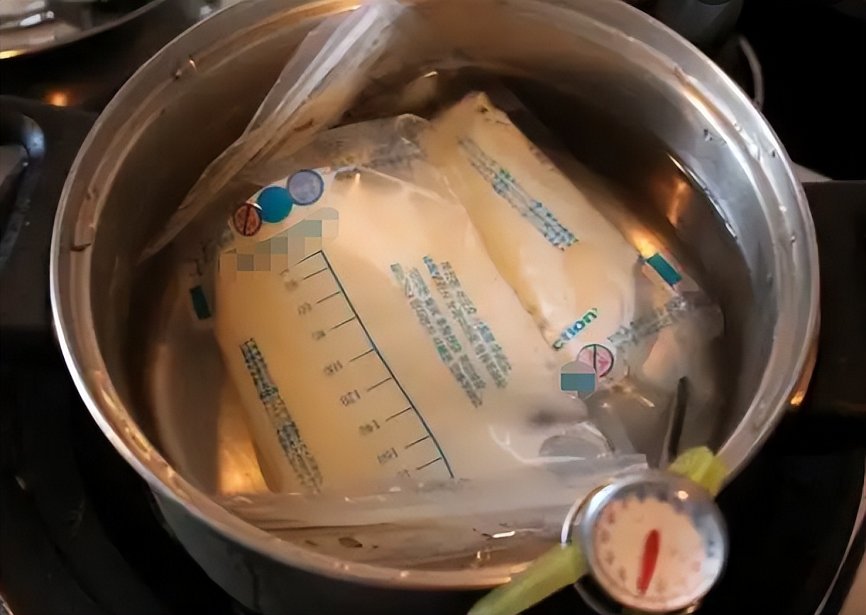 用奶瓶装母乳宝宝还是不吃怎么办,奶瓶喂母乳和亲喂有什么区别