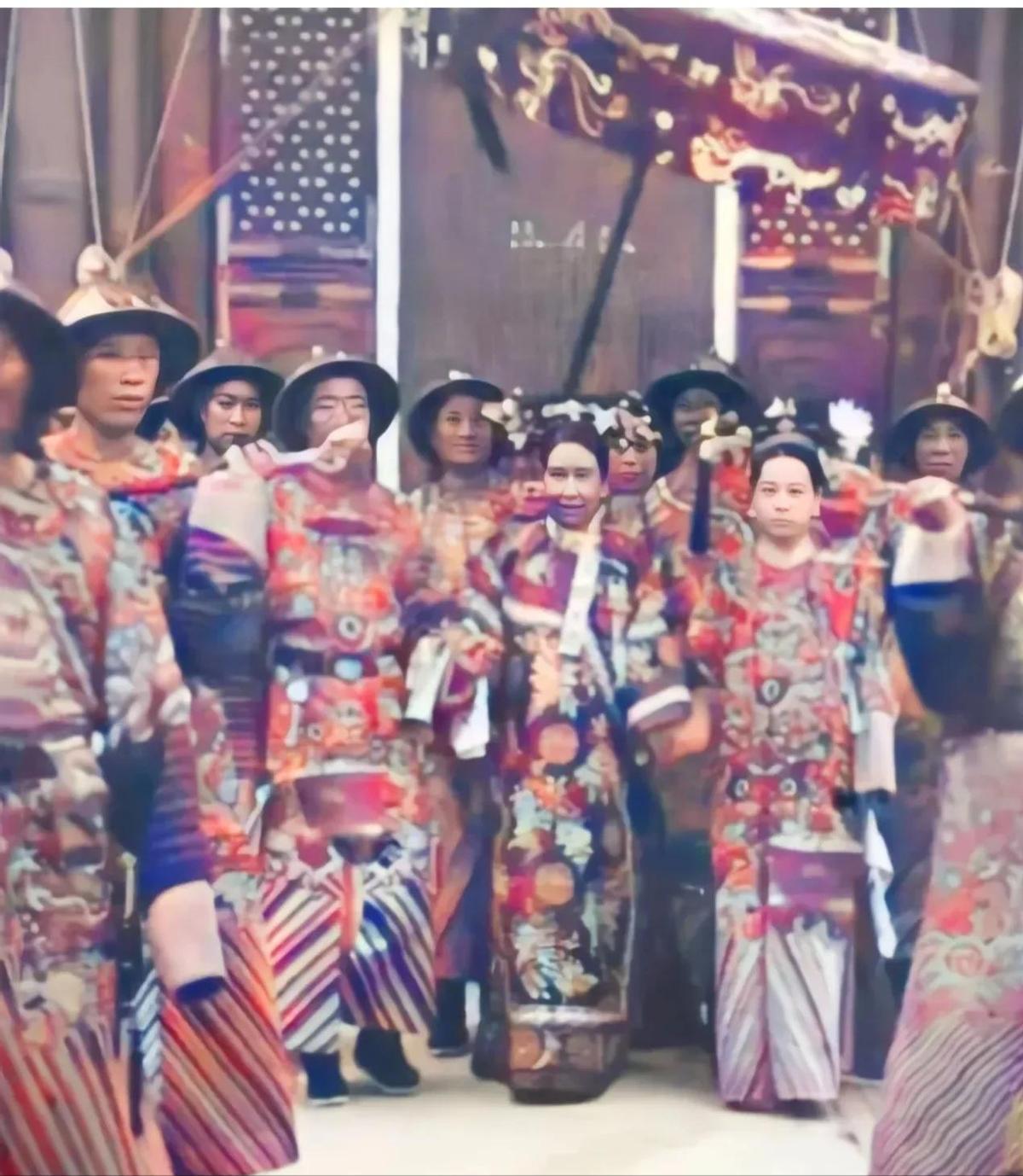 高清老照片：旗人格格大腿岔开豪放洗衣，地主三妻四妾不输女明星