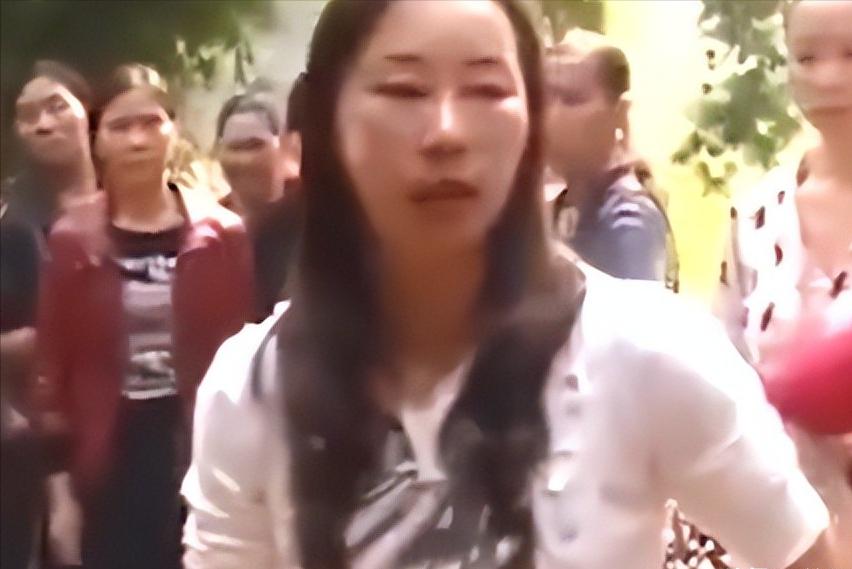 父亲狠心抛弃病重女儿下集,狠心父亲抛弃妻女12年如今病重