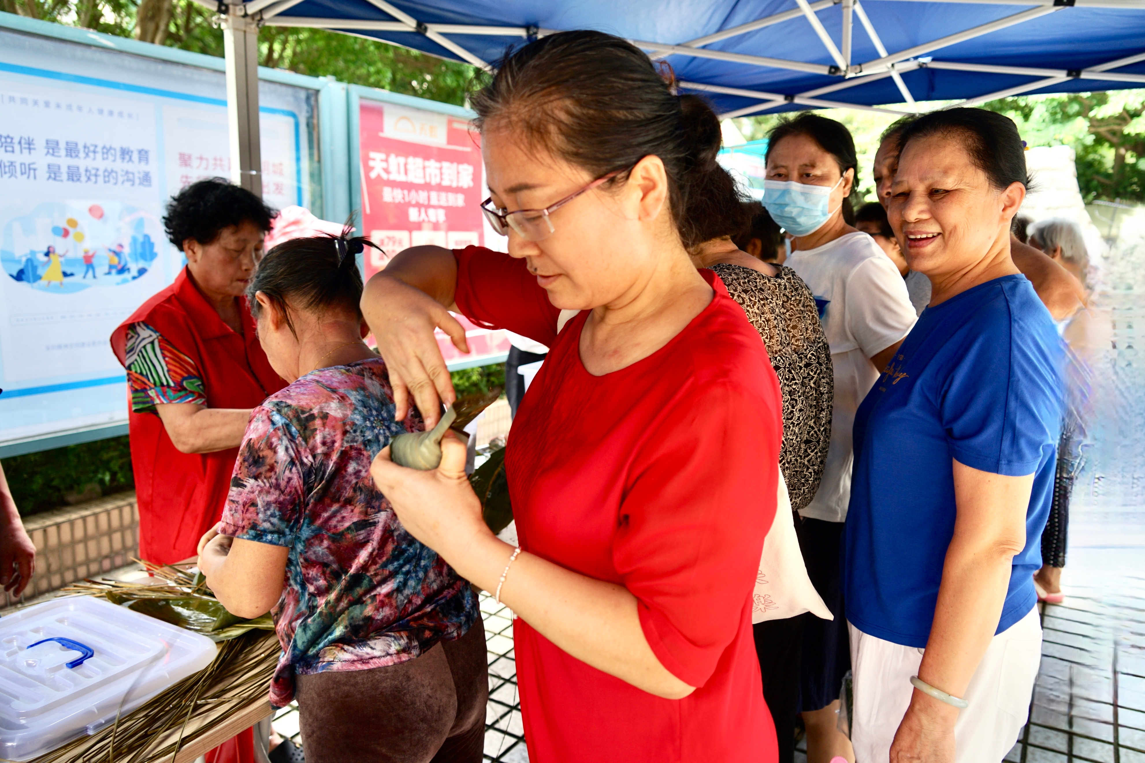 庆祝端午节的包粽子活动图片,开展庆端午包粽子活动