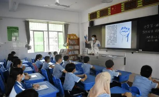 “子涵”已成为过去式，新一波既土又潮的名字出现，老师很无奈