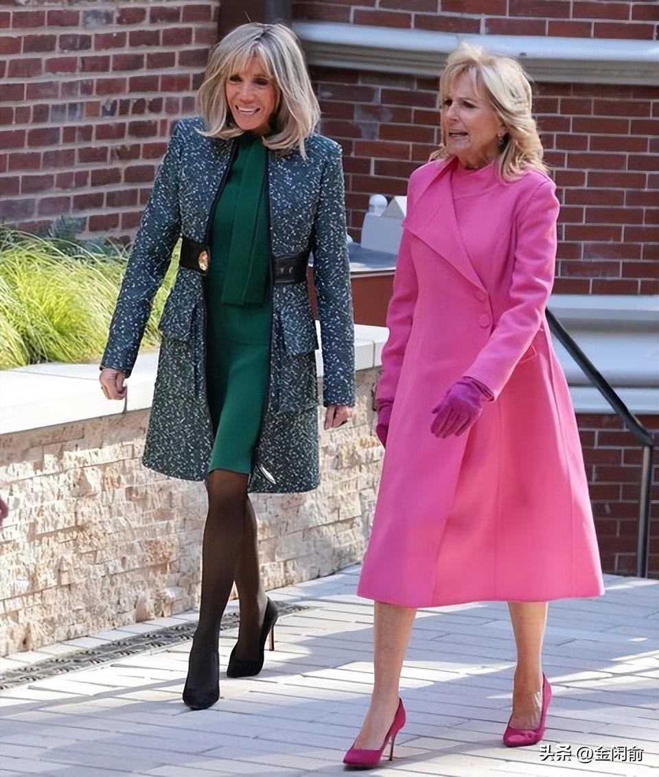 马克龙夫妇携手并肩,马克龙与妻儿出席活动