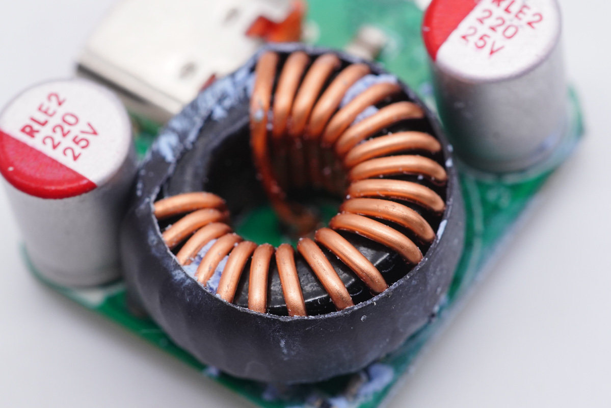 4C1A五个口，总功率达230W，华科生230W桌面充拆解