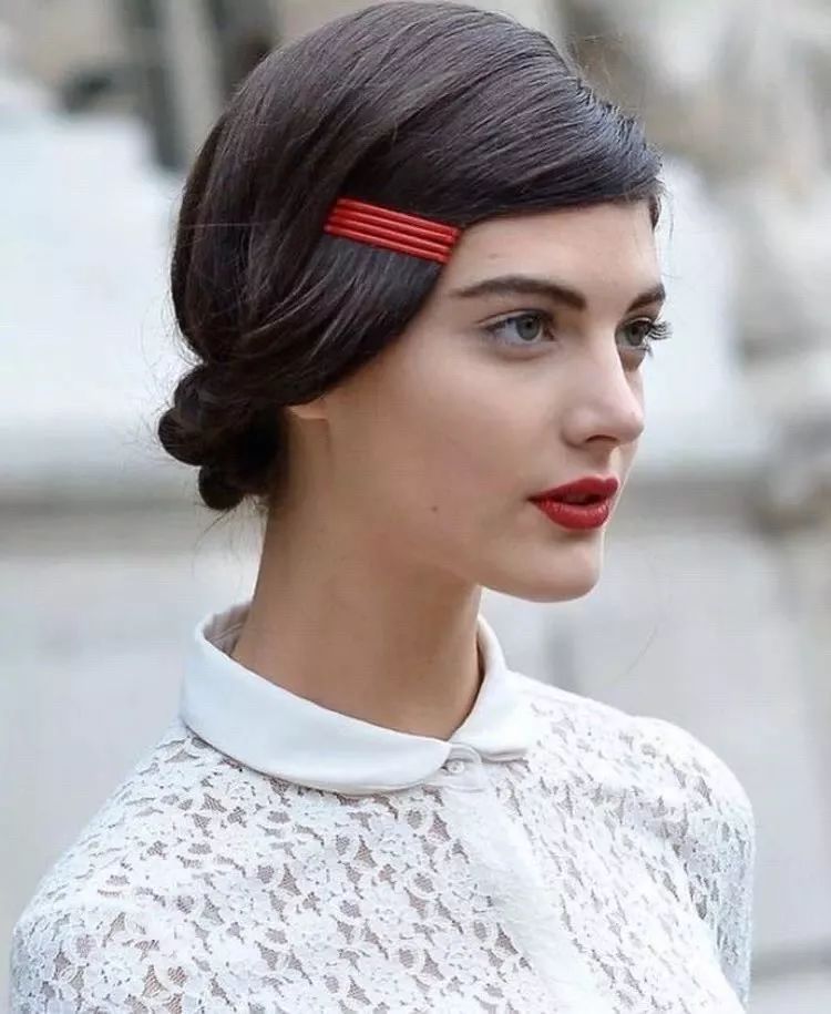 儿童用泫雅风彩色发夹怎么扎好看 (泫雅一字夹发夹佩戴方法)