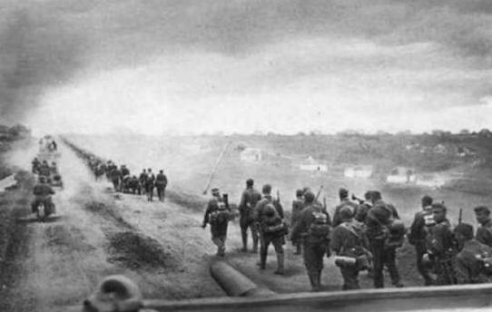 1950年大汉奸回国，才知亲生儿子是红色特工，感叹：你骗得我好苦