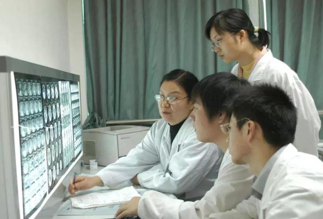 工龄越长越吃香的专业,可以干到退休的五个铁饭碗专业