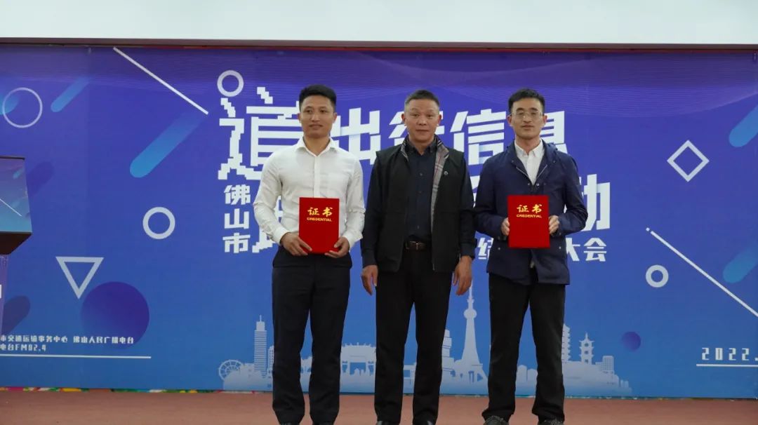 塞车的时候有人走应急车道,有堵车的地方吗