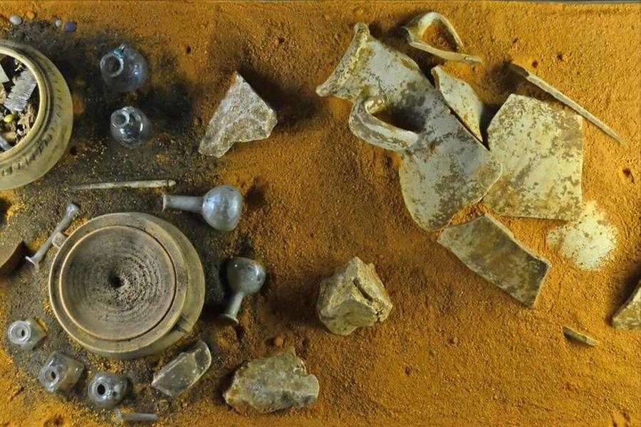 贫穷农民一夜间暴富，手戴多枚金戒指干农活，专家调查后直接狂笑