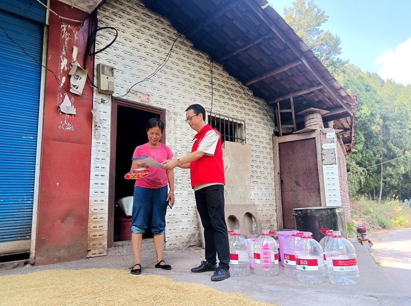 关于抗洪灾战酷暑的报道,战高温斗酷暑保安全稳生产