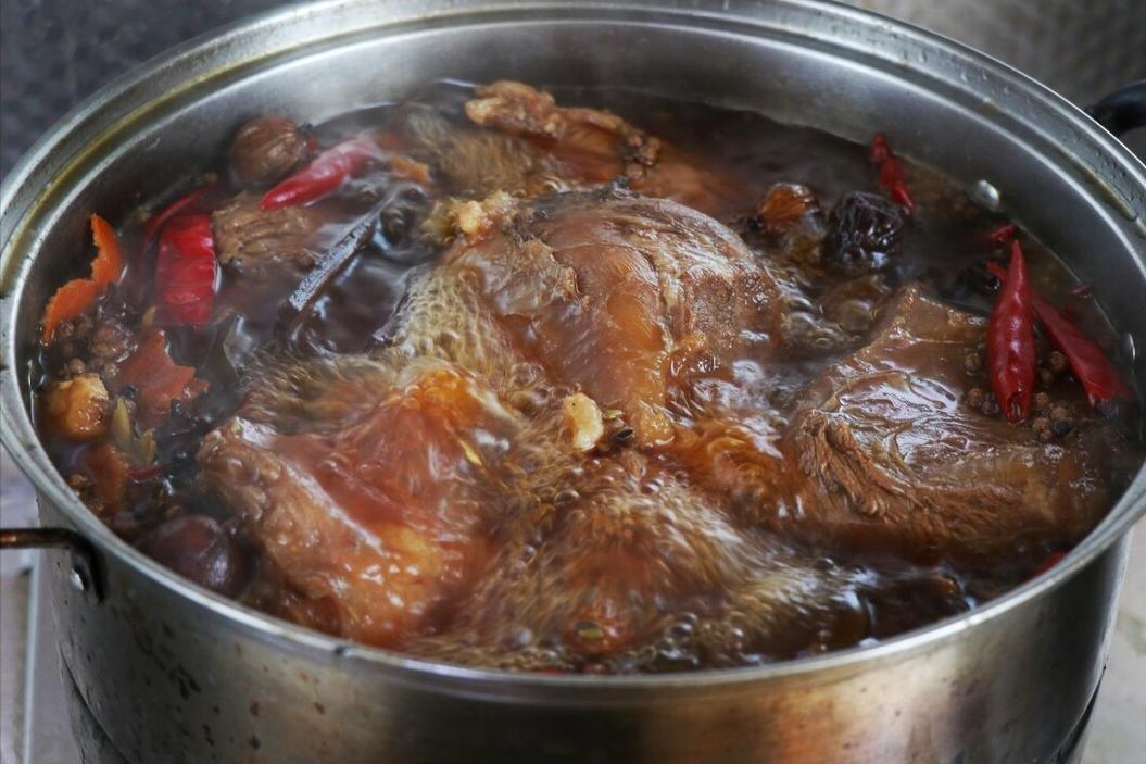 卤牛肉放猕猴桃还是山楂软烂不柴,卤牛肉不能大火