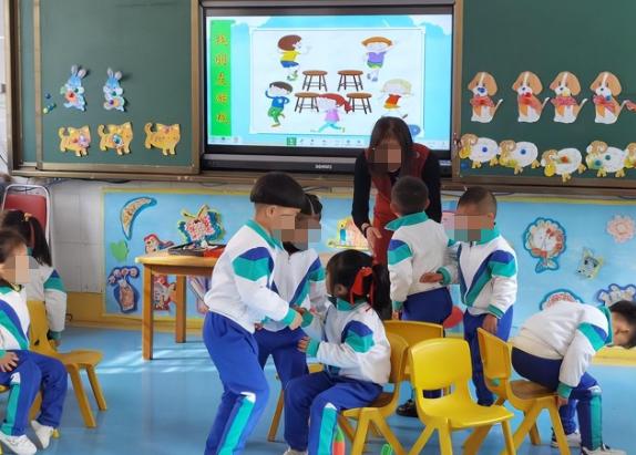 空姐机舱内穿情趣内衣，拍照自称：超级舒服，网友：跟没穿一样！