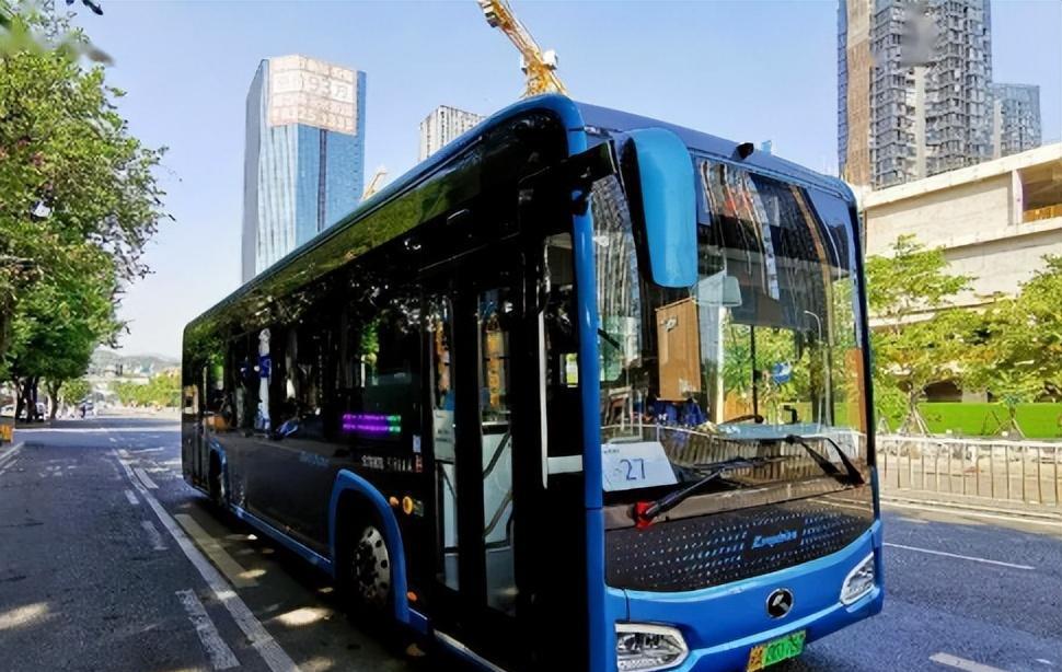 公交车司机每天能挣多少路费,深圳公交司机师傅一个月多少钱