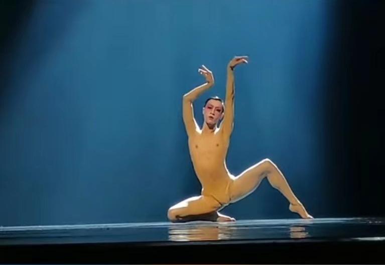 杨丽萍舞蹈再惹争议!女舞者手摸男伴私密部位,场面尴尬疑似低俗