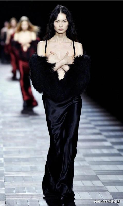 开裆裤,裸胸装,今年高奢大秀一个比一个奇葩,暴露就是时尚?