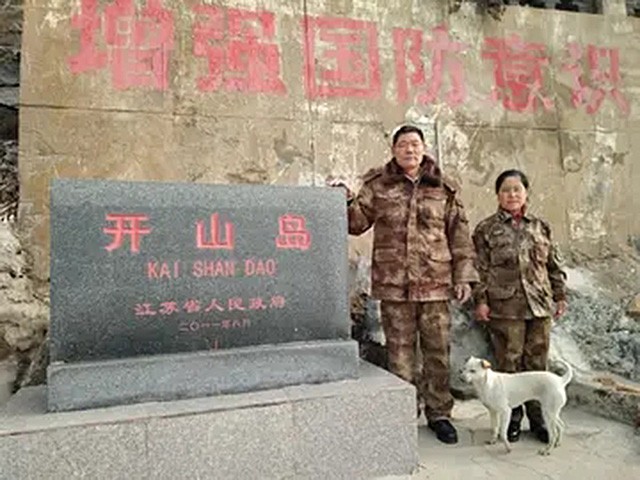 江苏夫妻驻守黄海孤岛32年，无电无淡水年薪5千，丈夫给妻子接生