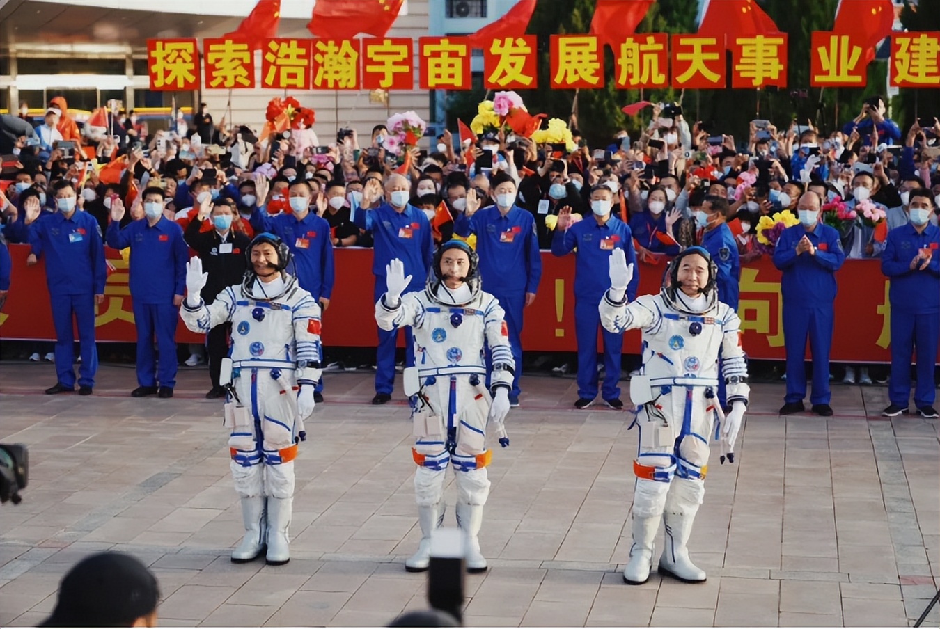 “你导师呢”？学生：“飞天了”，戴眼镜的北航教授出征太空