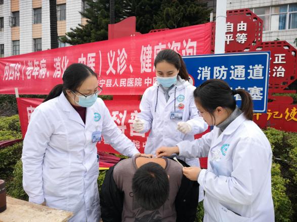 「我为群众办实事」华宁县人民医院中医医院开展“多科联合下乡义诊”活动