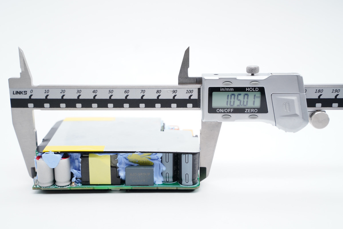 4C1A五个口，总功率达230W，华科生230W桌面充拆解