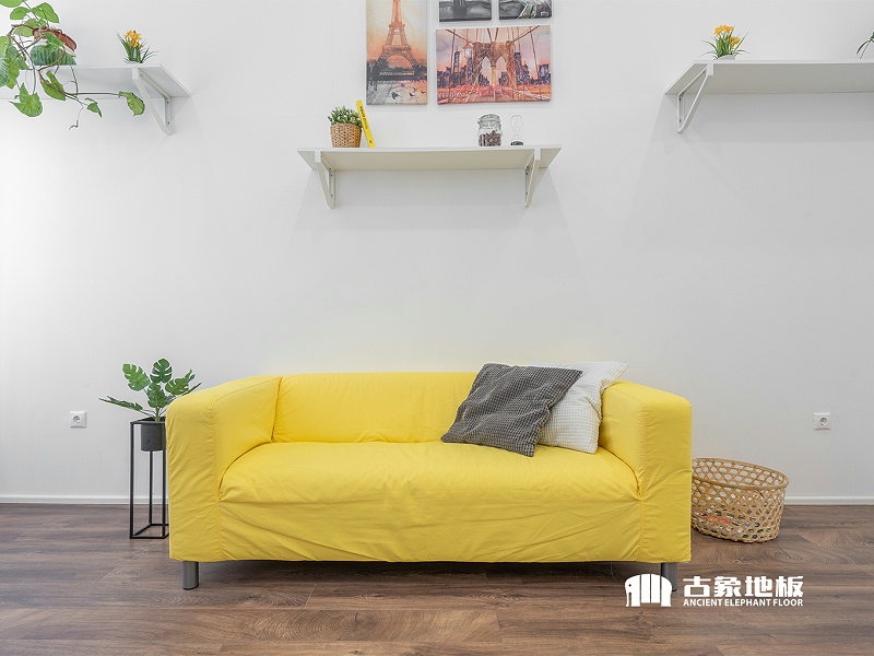 入住不到半年,实木地板起拱了,怎么办?