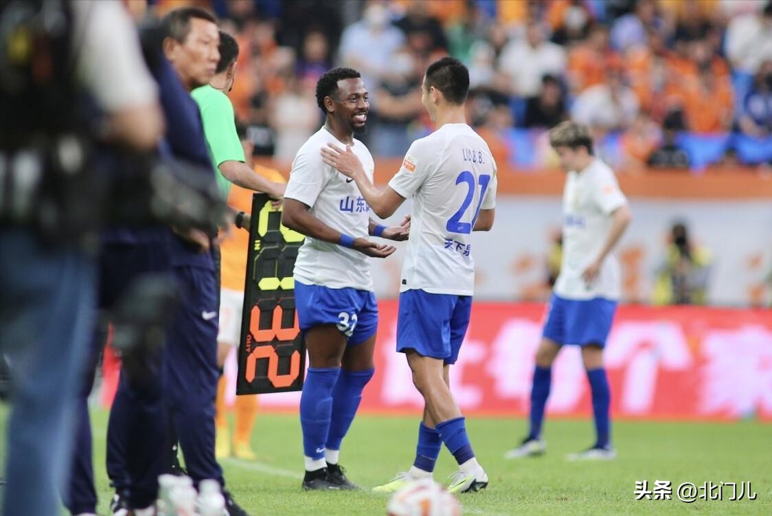 连胜第2天,泰山唯一失落球员曝光,仅踢26分钟下场,崔康熙不满