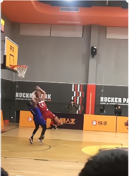 打架带个球？黑人球员恶意抱摔国人，并追着打！