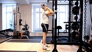 健身教练辅助女学员深蹲,辅助深蹲150kg女学员