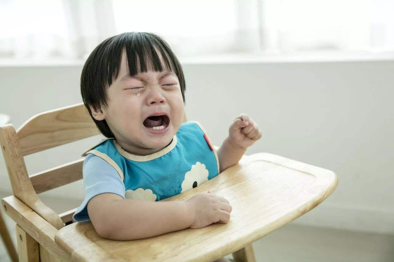 2岁宝宝哭闹一招搞定,宝宝2岁不到脾气倔强怎么办