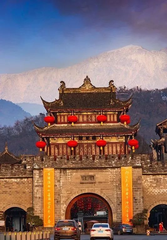 晴空雪山,雨过天晴的都江堰又见雪山