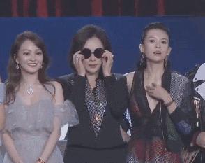 明星红毯假摔事件,明星红毯假摔倒抢镜