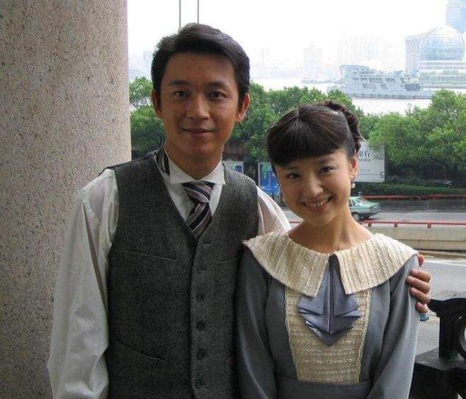 董洁身穿瑜伽裤亮相直播间,43岁董洁穿瑜伽服直播带货视频