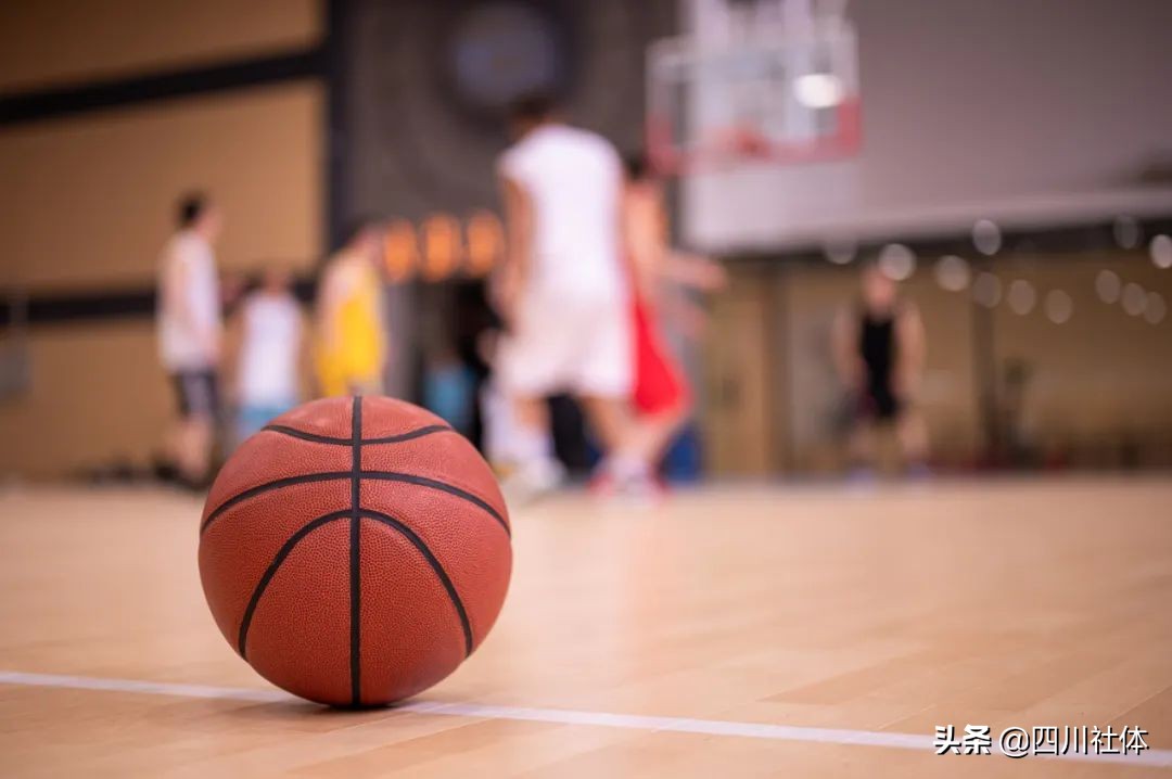 打篮球可以让我们变得健康和强壮,篮球比赛的超燃身体对抗