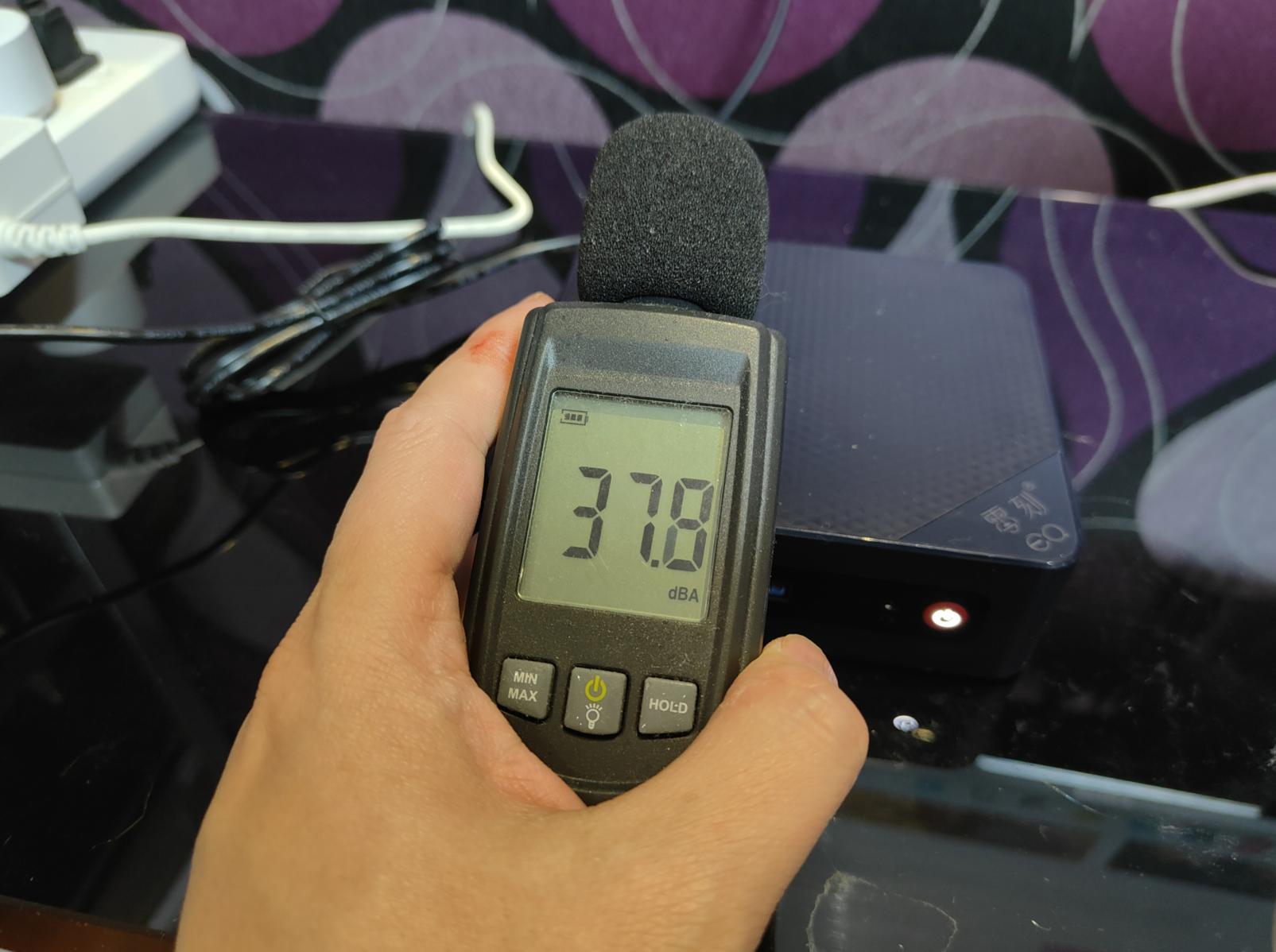 再也不怕投屏被限。零刻EQ12全能小主机直连电视，4K资源轻松看。