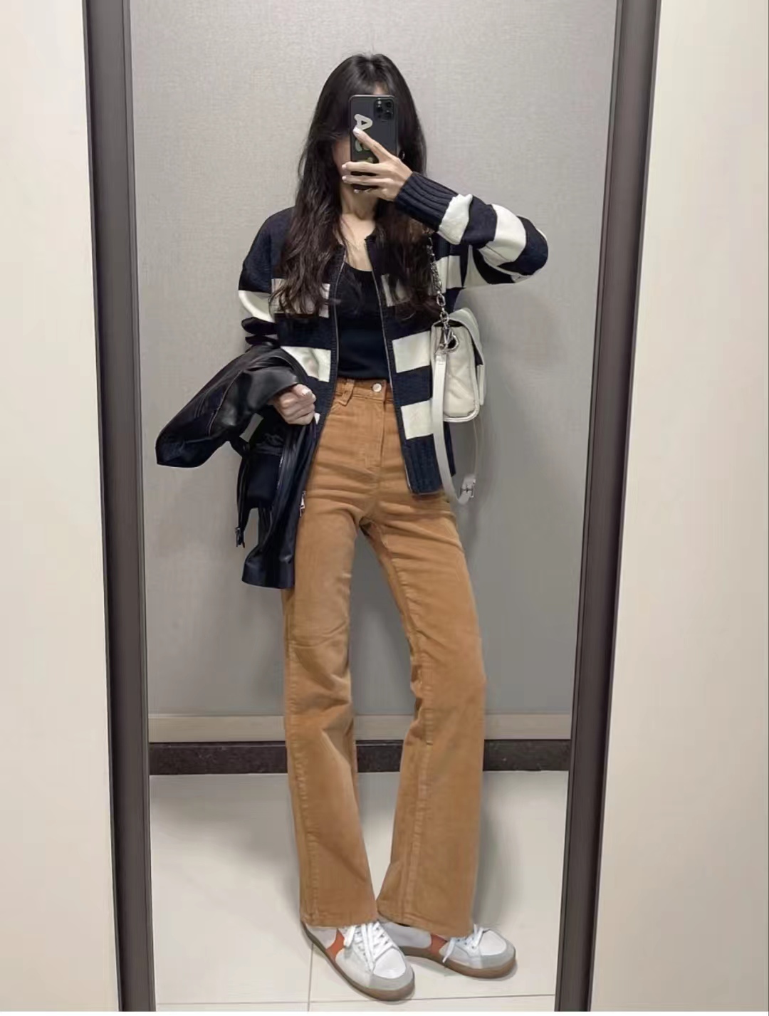 灯芯绒裤子冬季搭配高跟鞋好吗,灰色灯芯绒裤子搭配什么颜色上衣