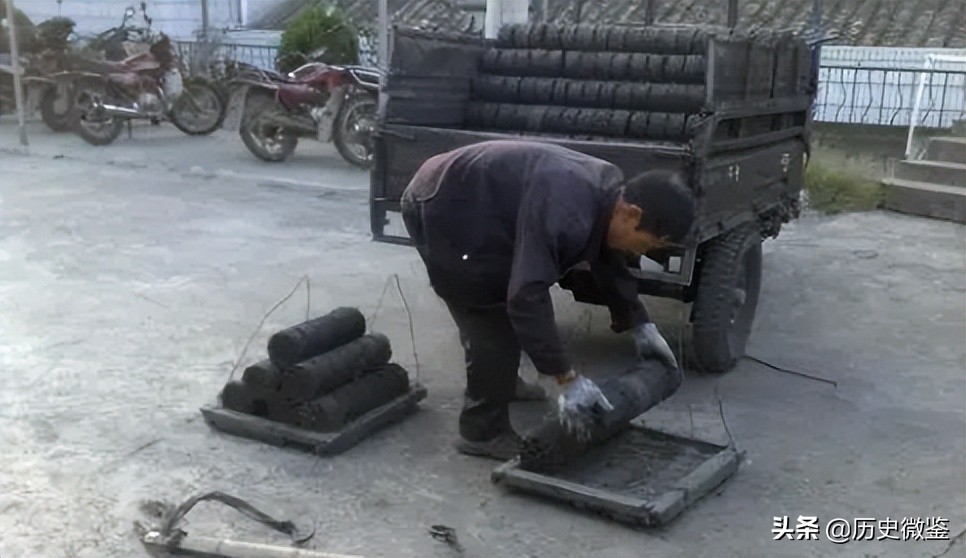 浙江女孩瞒着爸妈，寻找养父母12年，跪养母坟前嚎啕大哭：来晚了