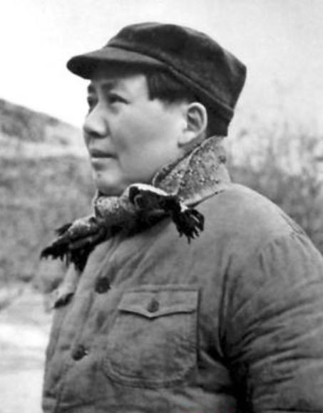 1972年，王季范在北京逝世，毛*东泽**亲自送花圈写挽联：九哥千古