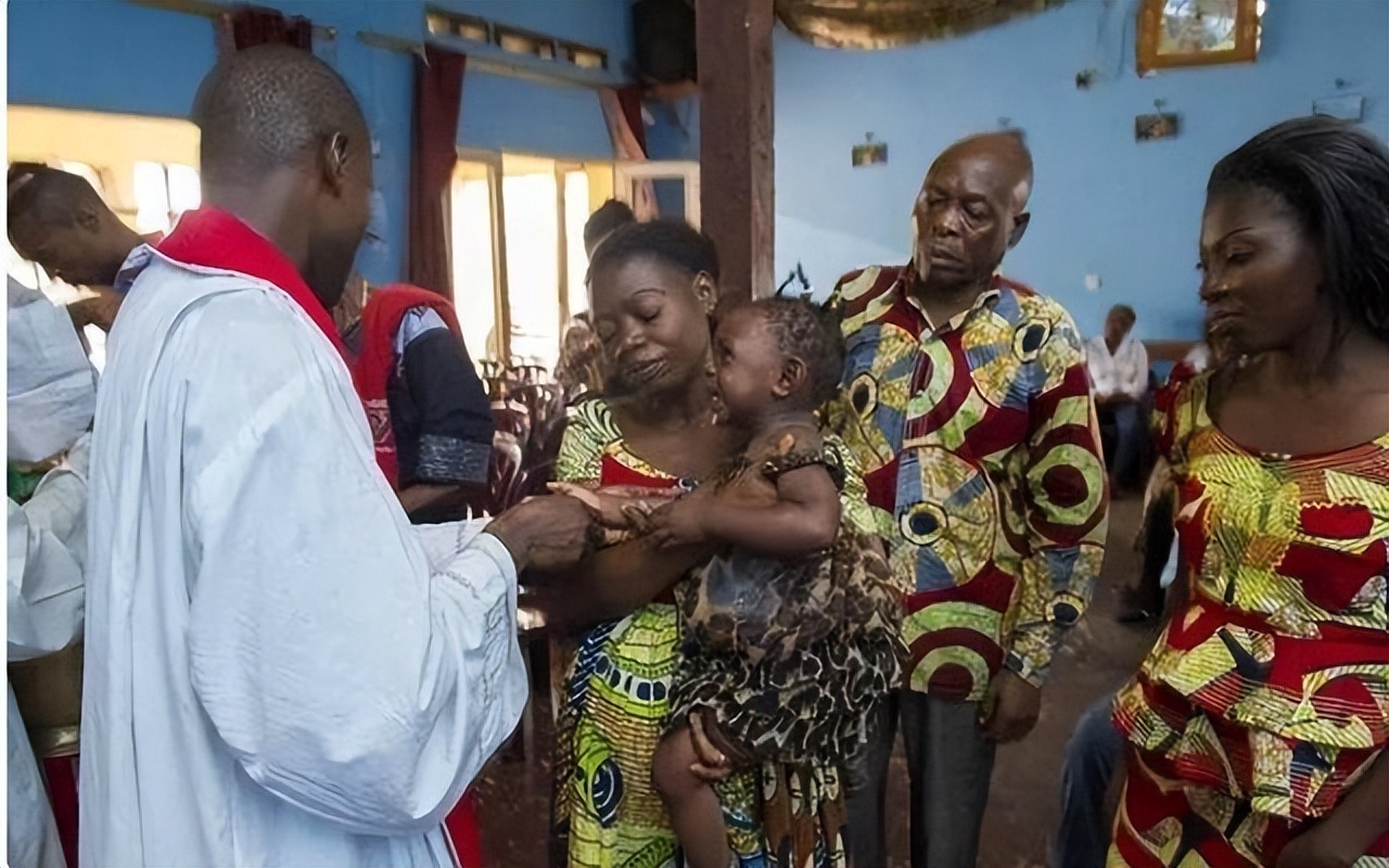 2016年，那个被白人美女喂水喝的2岁非洲小男孩，后来怎么样了？