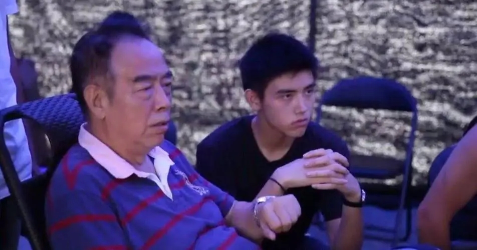 陈飞宇疑被陈凯歌罚跪照片,陈飞宇被陈凯歌教训落泪电影