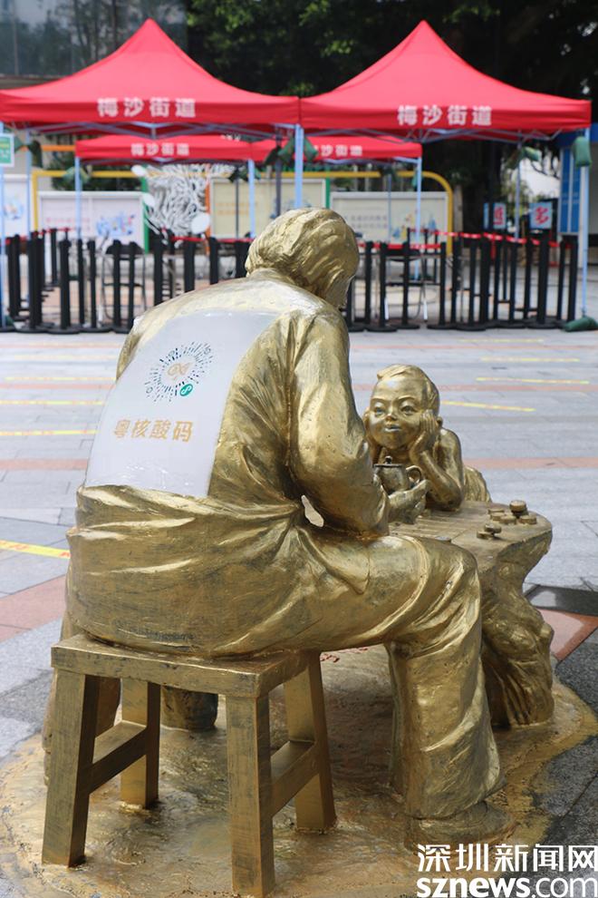 防疫暖心图片,防疫人员感人图片