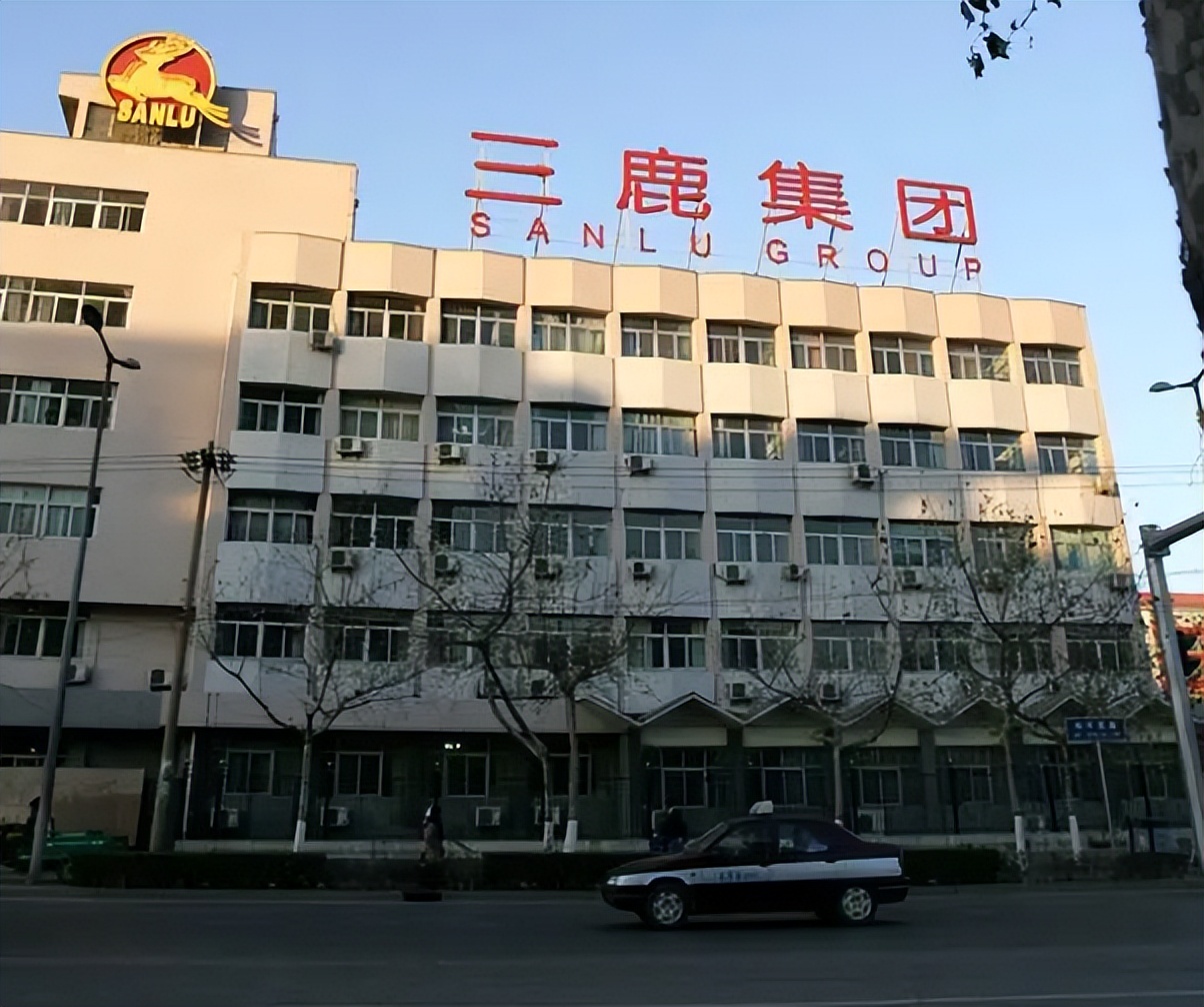 某品牌奶粉出现异物,某知名品牌奶粉疑是吃出异物