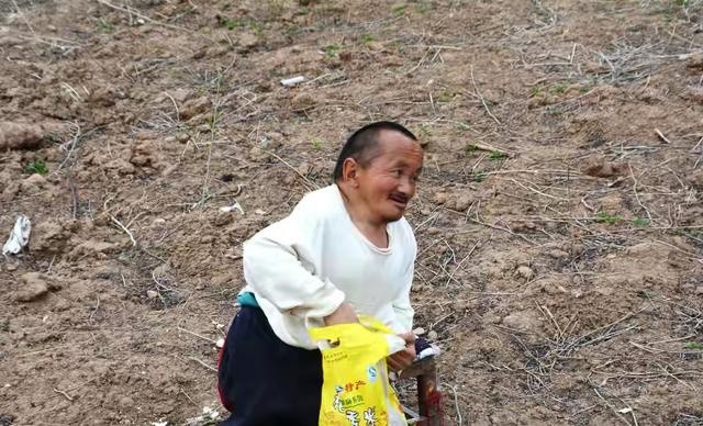 00后小伙靠捡废品养活一家4口,一男子捡垃圾养瘫痪妻子