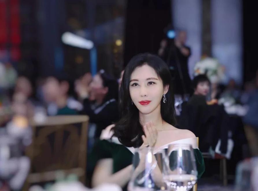 15人拼单3000一夜，名媛群聊天截图曝光，撕开当下社会虚伪遮羞布