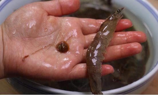 做水煮虾时，水开下锅是大错！饭店老板：牢记6点，虾肉鲜嫩不腥