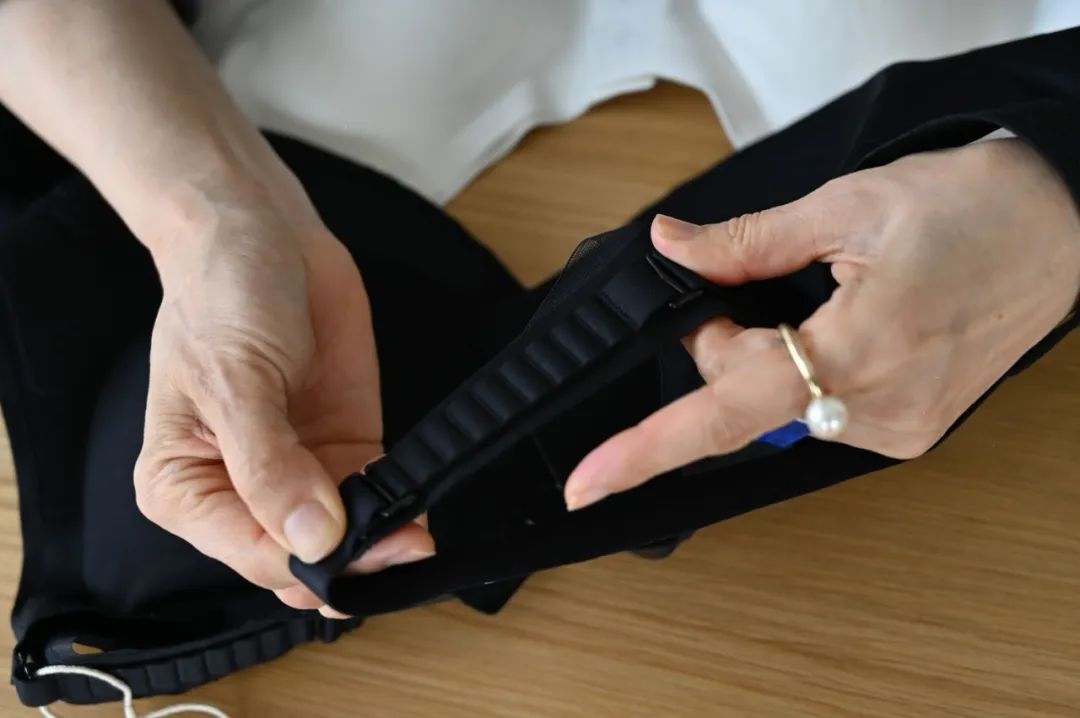 她为没有乳房的姐妹，穿上内衣