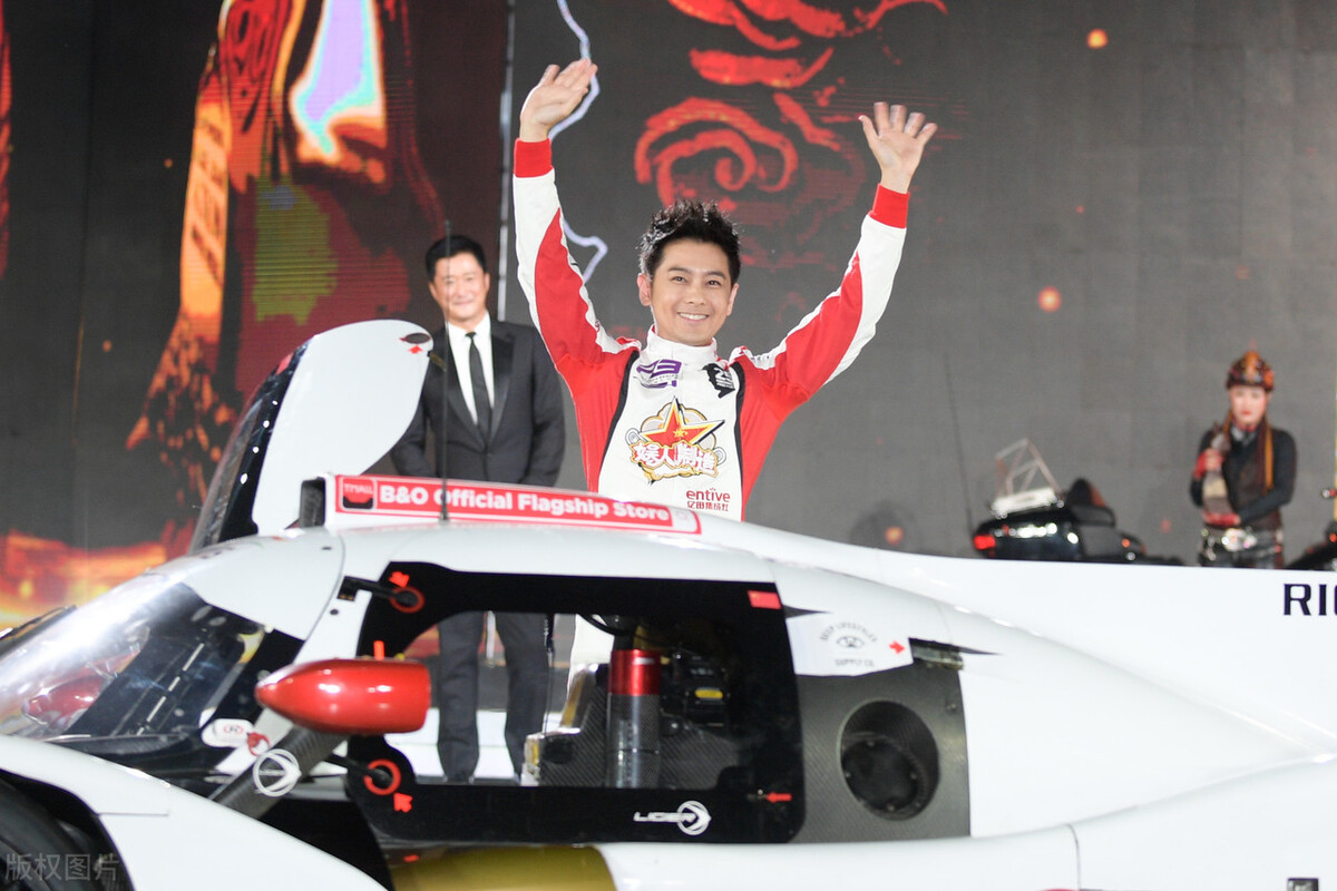 十七岁成为赛车手,不老男神林志颖为什么会开特斯拉